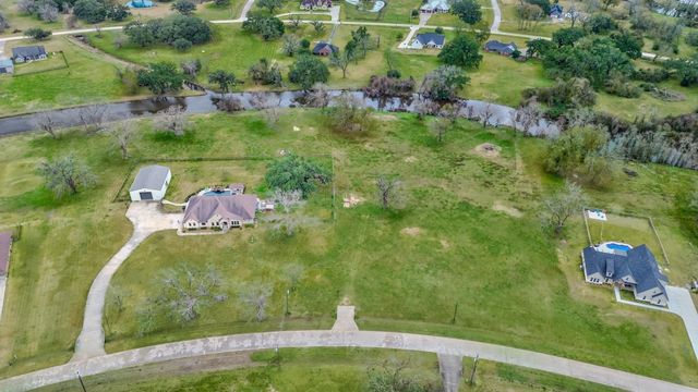 865 Mill Rd, Angleton, TX 77515