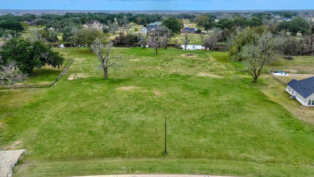 865 Mill Rd, Angleton, TX 77515