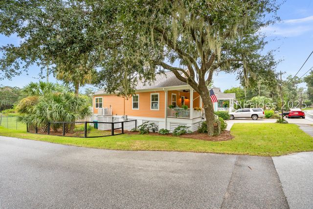1642 Old Shell Rd, Port Royal, SC 29935