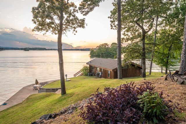 820 Lakeland Pt, Hot Springs, AR 71913