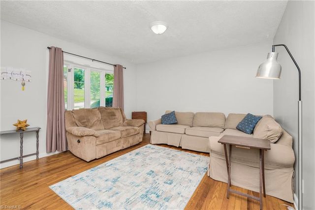 4015 Burnham Court, Winston-salem, NC 27105