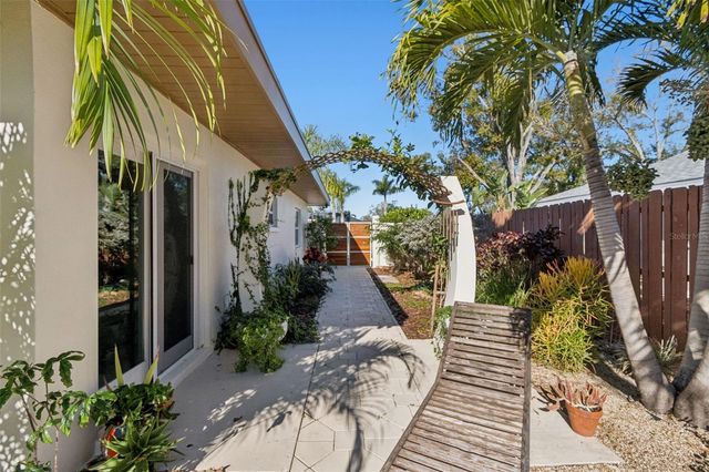 618 WHITFIELD AVENUE, Sarasota, FL 34243