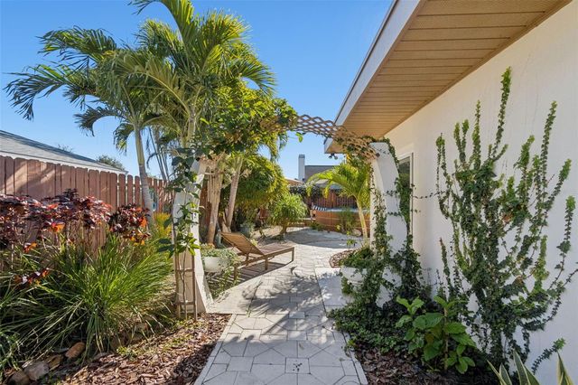 618 WHITFIELD AVENUE, Sarasota, FL 34243