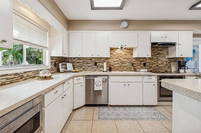 618 WHITFIELD AVENUE, Sarasota, FL 34243