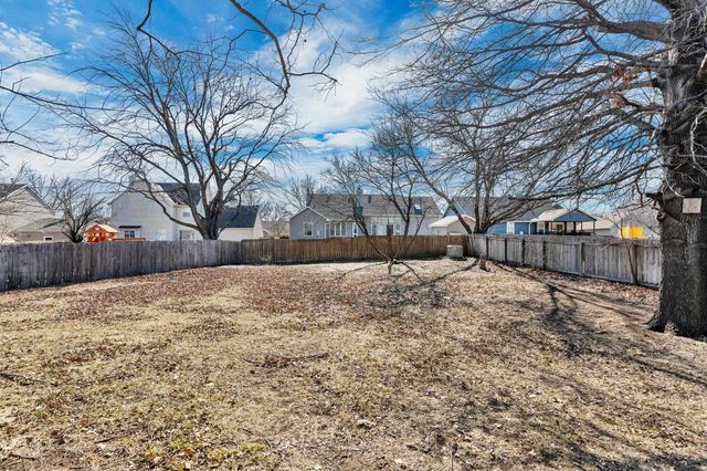 2613 N Beacon Hill Ct, Wichita, KS 67220