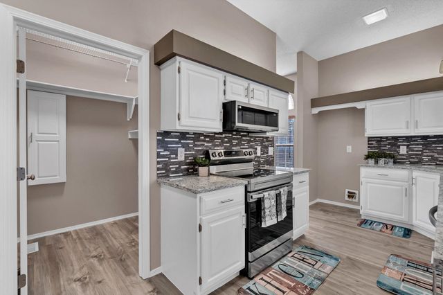 2613 N Beacon Hill Ct, Wichita, KS 67220