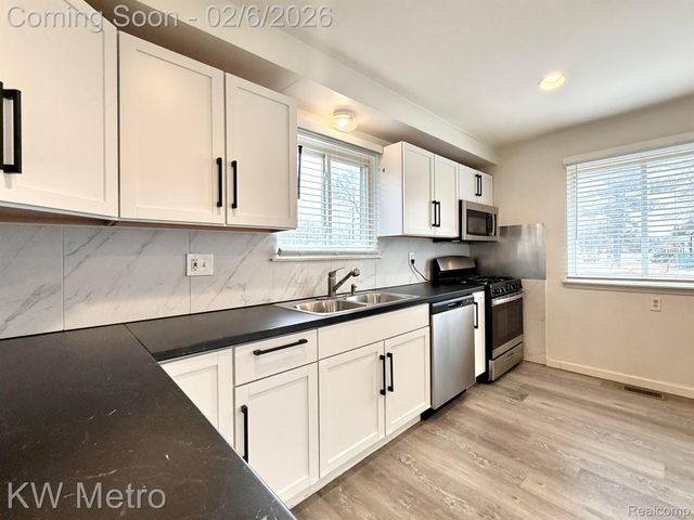 13231 ALBANY Street, Oak Park, MI 48237