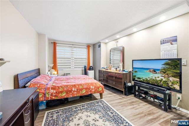 555 North Avenue 6N, Fort Lee, NJ 07024