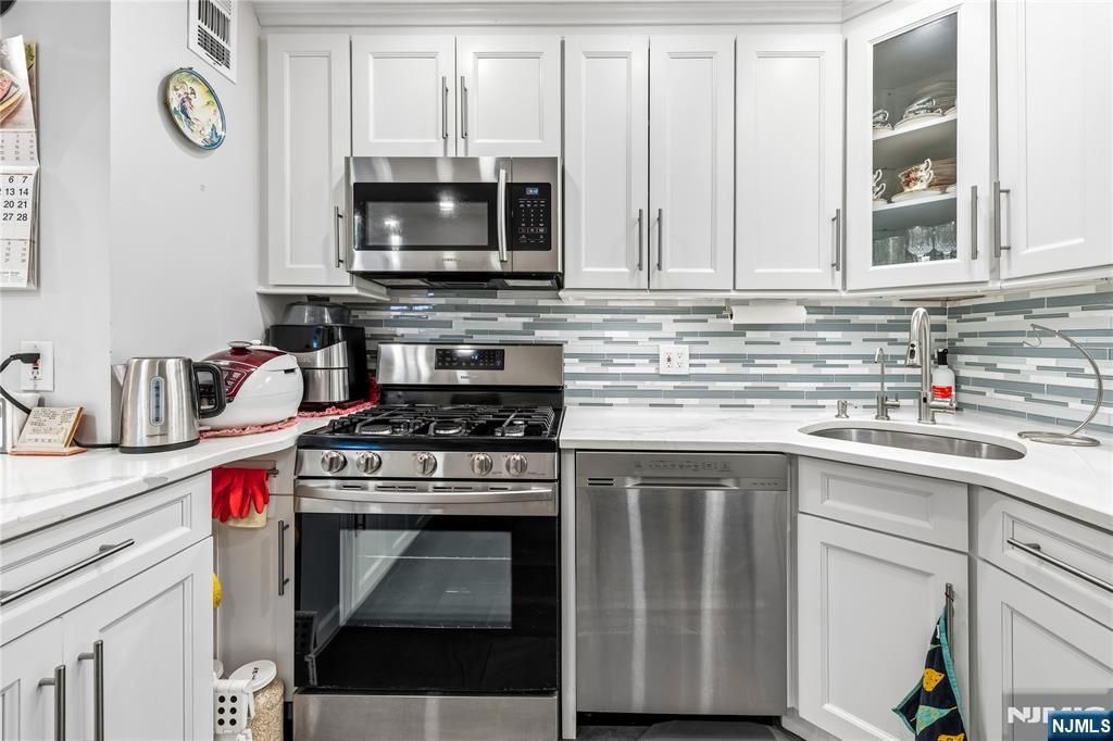 555 North Avenue 6N, Fort Lee, NJ 07024