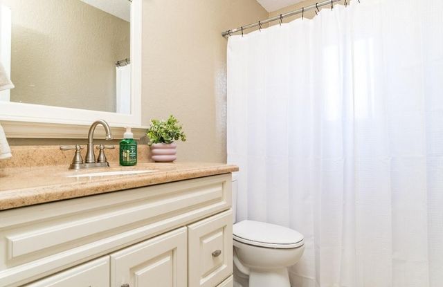 513 Catalpa, Angleton, TX 77515