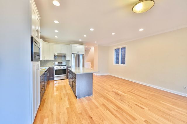 2810 S Grove Street, Chicago, IL 60608
