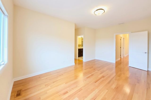 2810 S Grove Street, Chicago, IL 60608