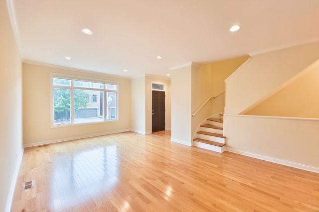 2810 S Grove Street, Chicago, IL 60608