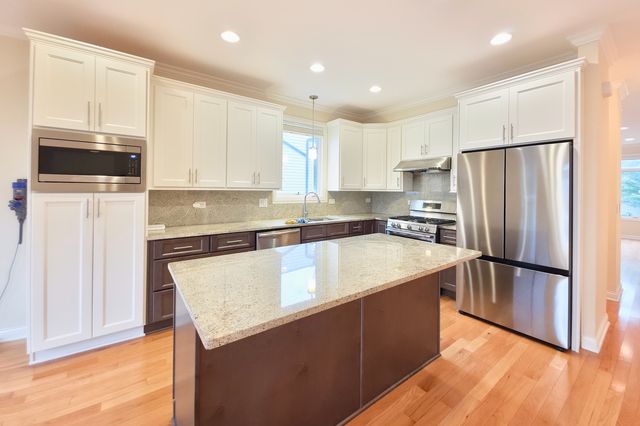 2810 S Grove Street, Chicago, IL 60608