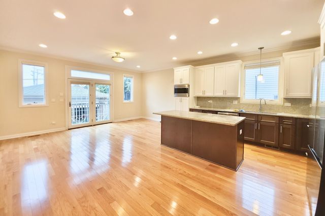 2810 S Grove Street, Chicago, IL 60608