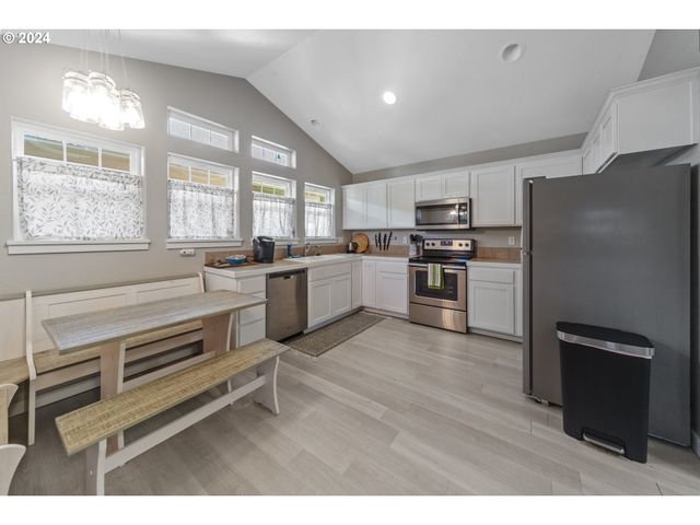 369 B St, Elkton, OR 97436