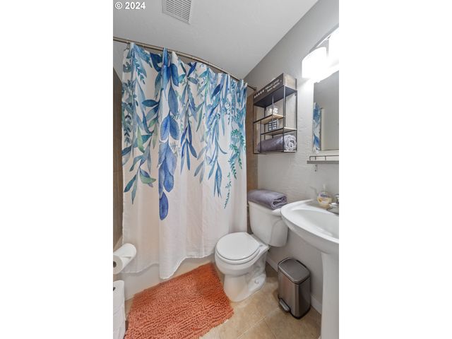 369 B St, Elkton, OR 97436