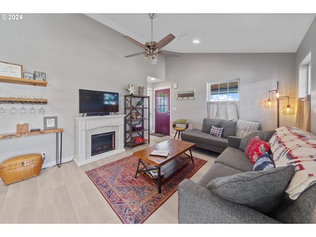 369 B St, Elkton, OR 97436