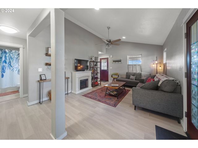 369 B St, Elkton, OR 97436