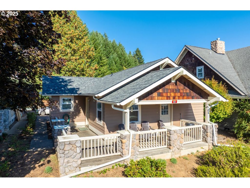 369 B St, Elkton, OR 97436