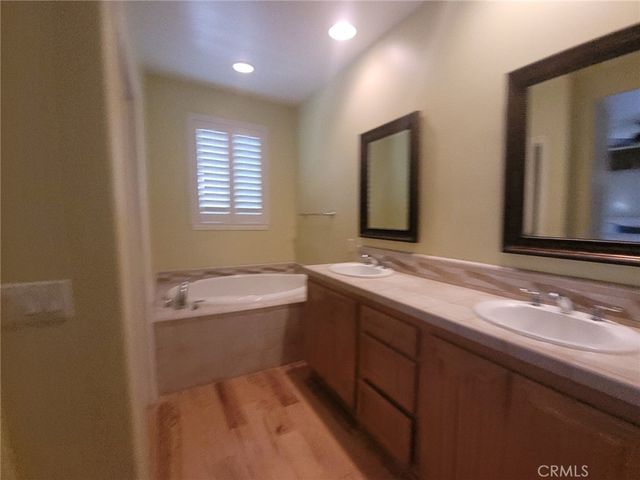 1 Saintsbury, Irvine, CA 92602