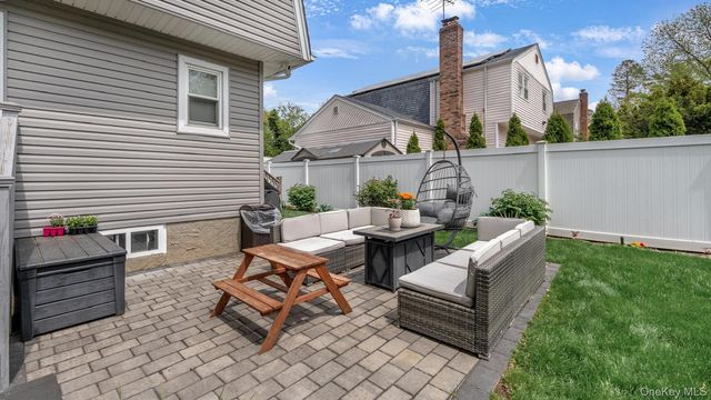 16 Kingsley Road, Huntington, NY 11743