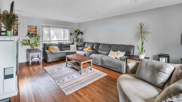 16 Kingsley Road, Huntington, NY 11743