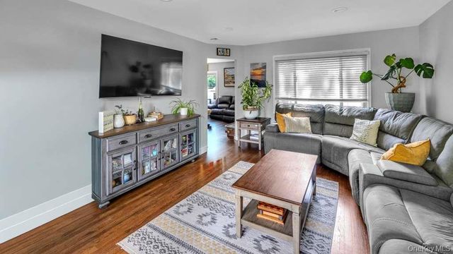 16 Kingsley Road, Huntington, NY 11743