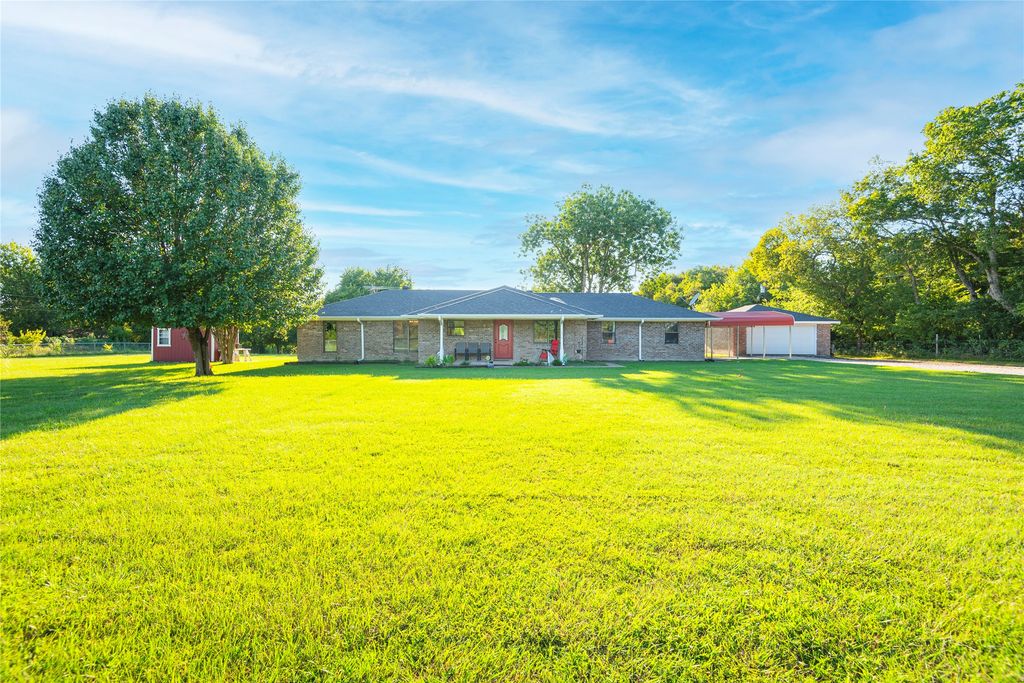 4076 County Road 1088, Celeste, TX 75423