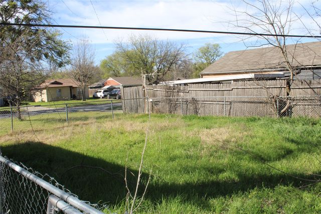 453 S Redford Lane, White Settlement, TX 76108
