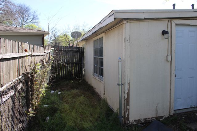 453 S Redford Lane, White Settlement, TX 76108