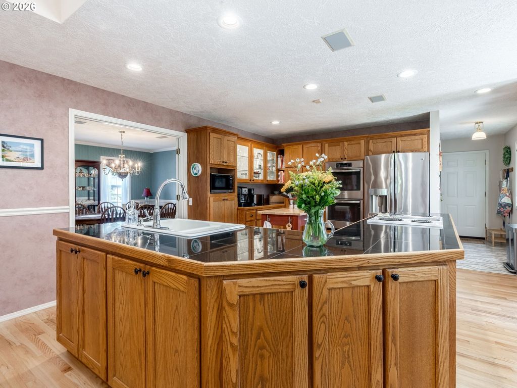Image 18 of property listing at 2145 Nw CHRYSTAL Dr, Mc Minnville, OR 97128
