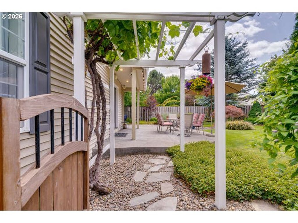 Image 42 of property listing at 2145 Nw CHRYSTAL Dr, Mc Minnville, OR 97128