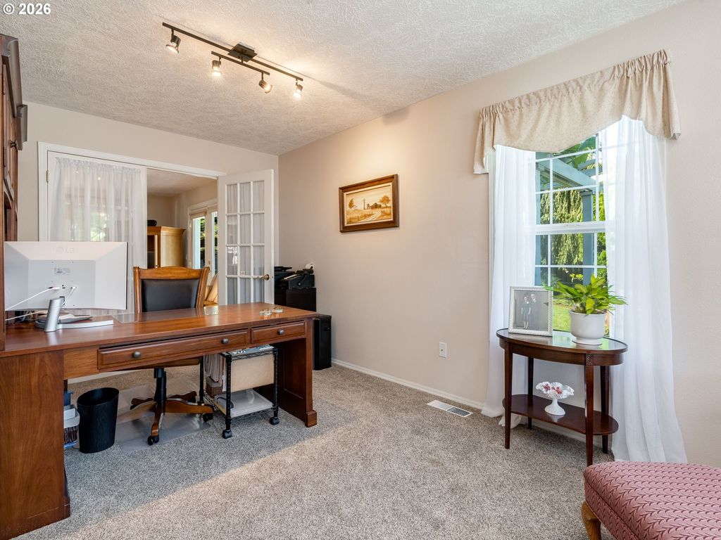 Image 9 of property listing at 2145 Nw CHRYSTAL Dr, Mc Minnville, OR 97128