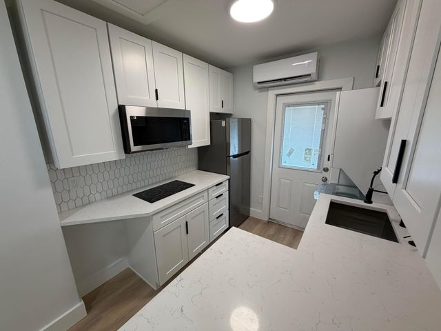 1077 NE 34th Street 2, Oakland Park, FL 33334