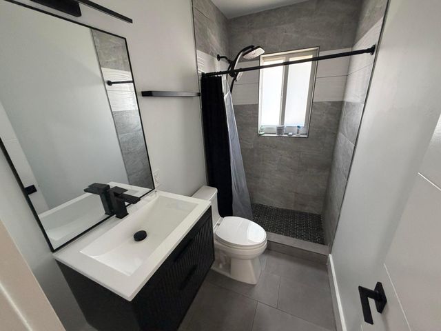 1077 NE 34th Street 2, Oakland Park, FL 33334