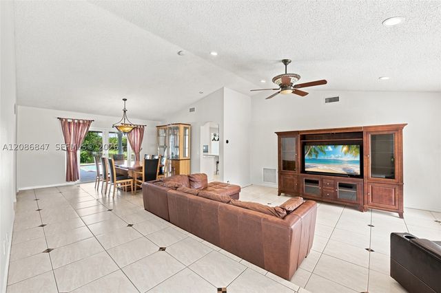 511 NW 104th Ave, Plantation, FL 33324