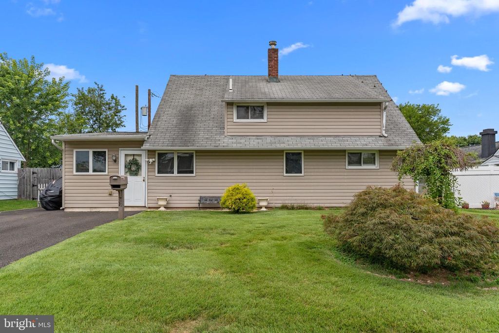 19 ICE POND RD, Levittown, PA 19057