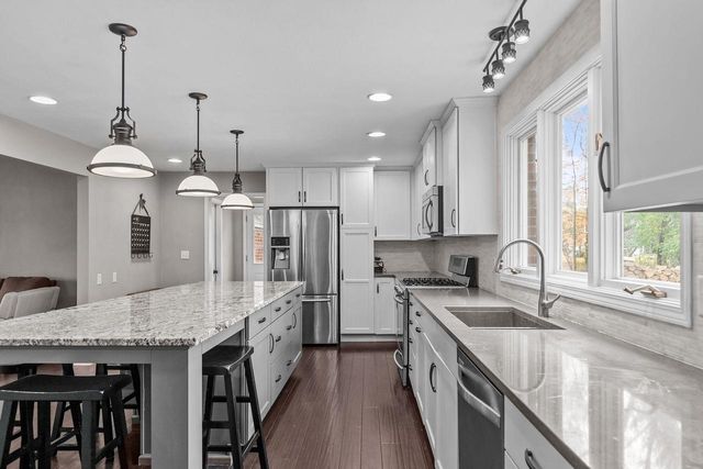 11 HILLTOP COURT, Appleton, WI 54914