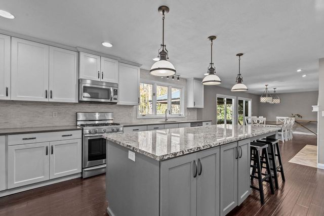 11 HILLTOP COURT, Appleton, WI 54914