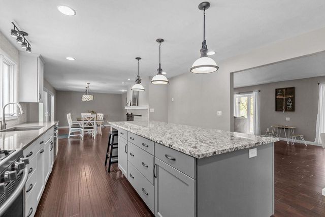 11 HILLTOP COURT, Appleton, WI 54914