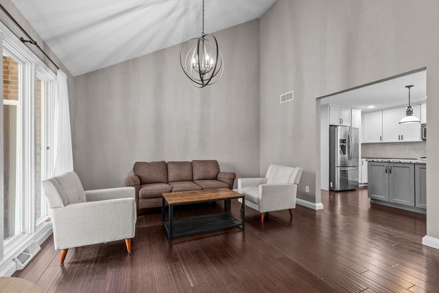 11 HILLTOP COURT, Appleton, WI 54914