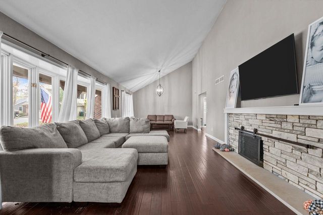 11 HILLTOP COURT, Appleton, WI 54914