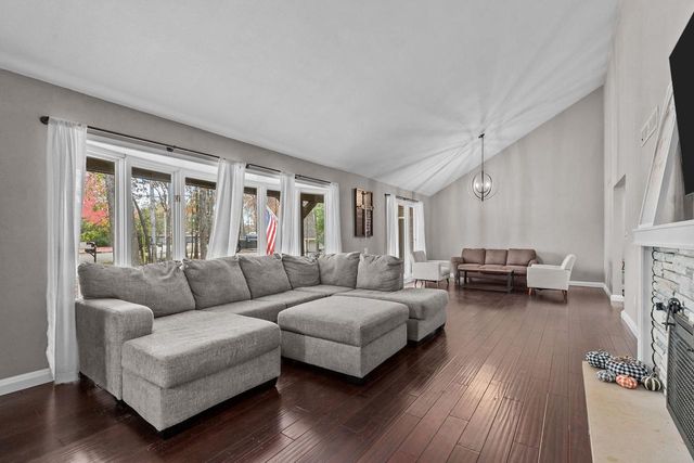 11 HILLTOP COURT, Appleton, WI 54914