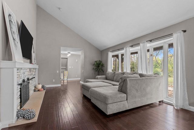 11 HILLTOP COURT, Appleton, WI 54914