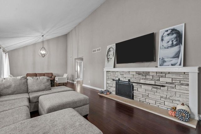 11 HILLTOP COURT, Appleton, WI 54914