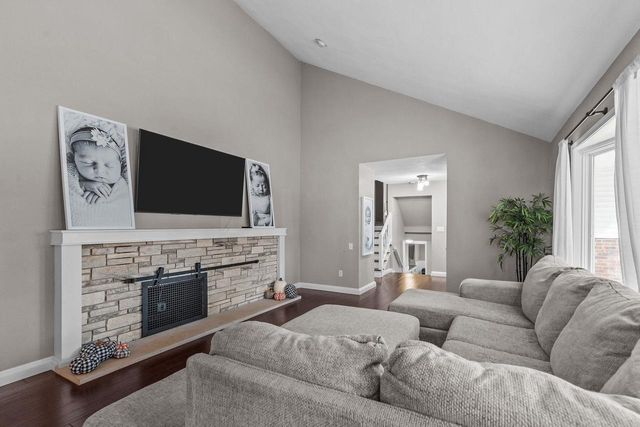 11 HILLTOP COURT, Appleton, WI 54914