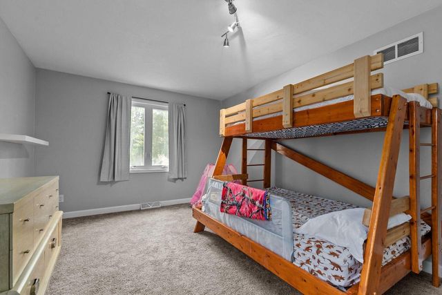 11 HILLTOP COURT, Appleton, WI 54914