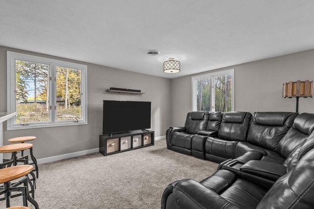 11 HILLTOP COURT, Appleton, WI 54914