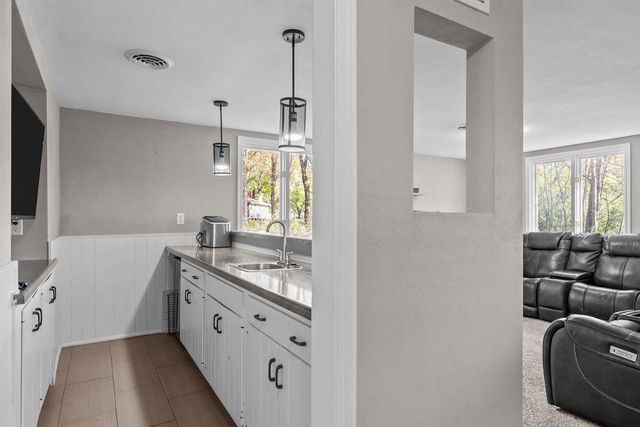 11 HILLTOP COURT, Appleton, WI 54914